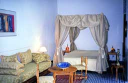 Lit &agrave; Baldaquin de la Suite Rouge riad &agrave; f&egrave;s - Riad Louna