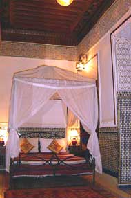 La Suite Royale avec lit &agrave; baldaquin Marrakech maisons d'hotes Riad Les Oliviers