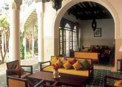 Salon donnant sur le Patio - Les Jardins de la Medina 