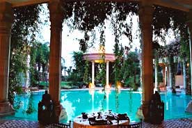 Au pied de la piscine Marrakech Ryads - Palais Rhoul